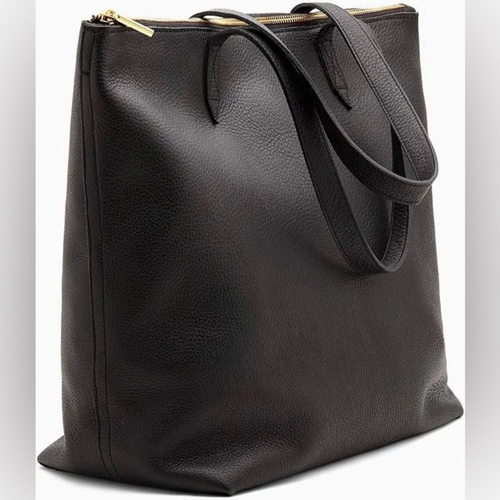 Cuyana Classic leather tote in pebbled black